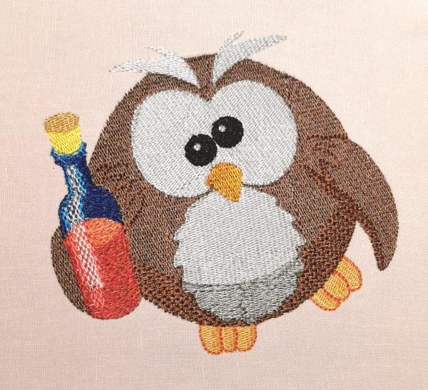 Vollstickdatei Eule mit Weinflasche